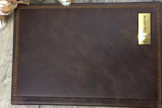 Золотистая металлическая вставка в фотокниге 2