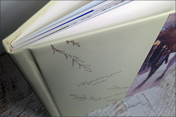 Фотокнига с обложкой из кожзама, фотовставкой и УФ-печатью