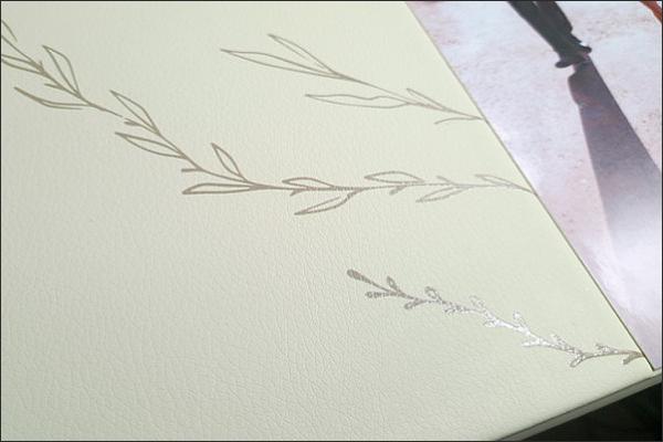 Фотокнига с обложкой из кожзама, фотовставкой и УФ-печатью