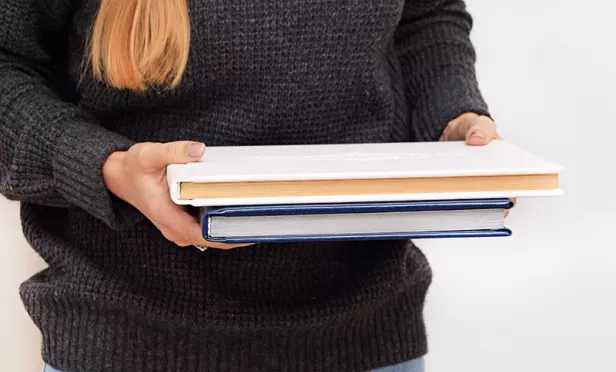 Книги в руках