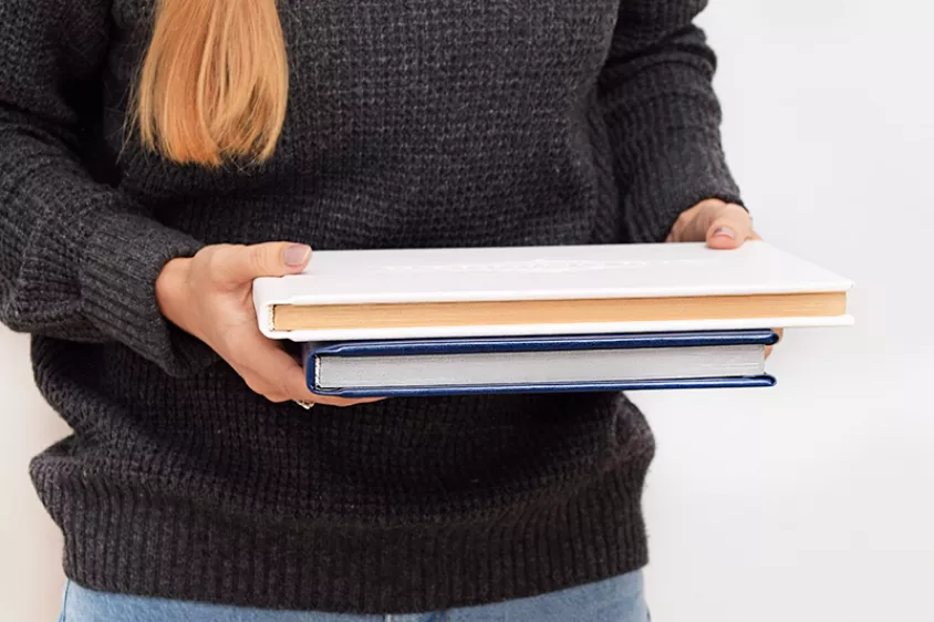 Книги в руках